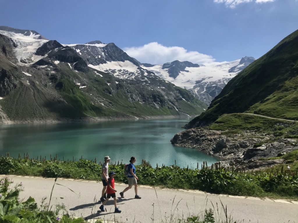 Am Kaprun Stausee wandern und spazieren - mit atemberaubenden Bergblick