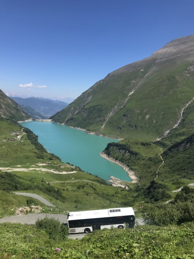 Der Mooserboden Bus mit Blick auf den Wasserfallboden Stausee