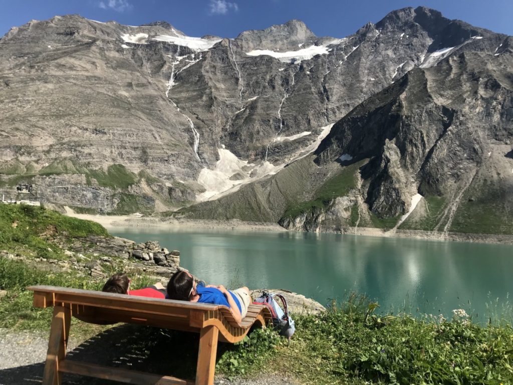 An der Mooserboden Promenade stehen die aussichtreichen Ruhebänke