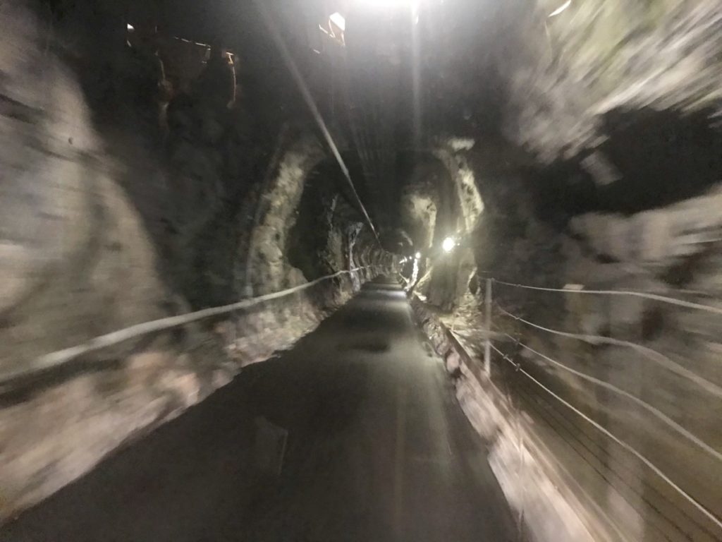 Durch solche schmalen Tunnel bringt dich der Bus zu den Kaprun Stauseen