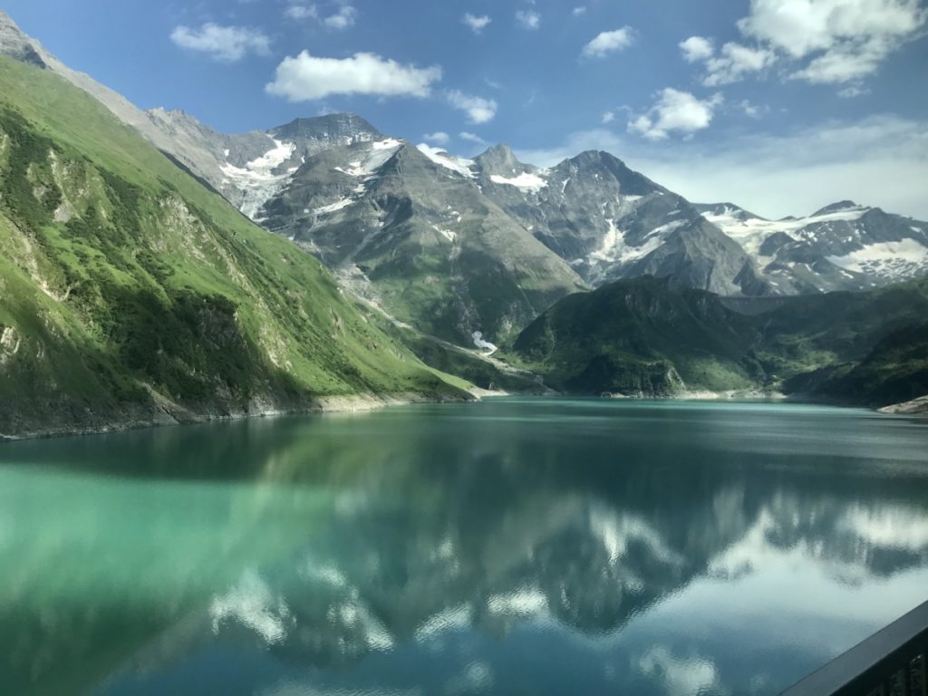 Das ist der Blick vom Wanderweg auf den Wasserfallboden Stausee und die Berge