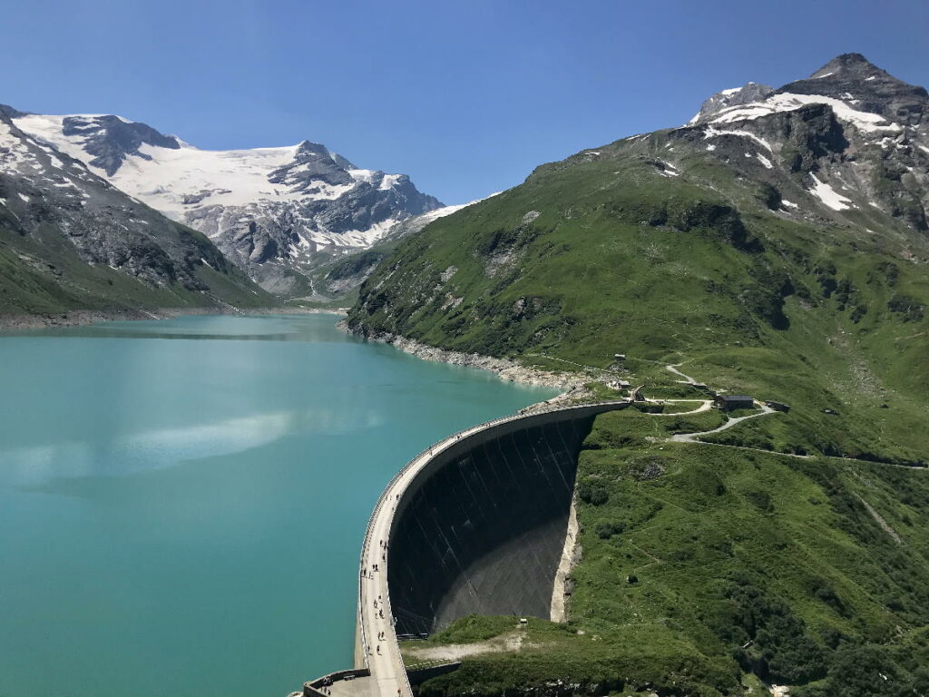 Die Kaprun Staumauer - vergleich mal die Größe der Mauer mit den kleinen Menschen auf der Staumauer!