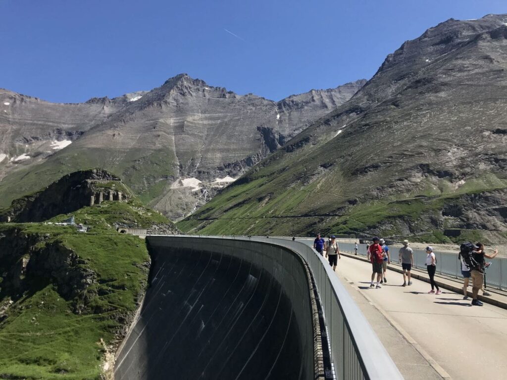 Es führt ein breiter Weg über die Kaprun Staumauer - links fällt die Mauer 107 Meter, rechts ist der Mooserboden Stausee