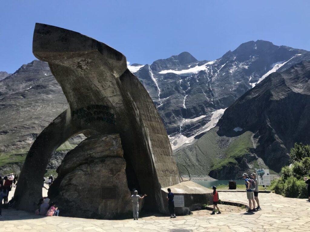 Die Heidnische Kirche auf der Kaprun Staumauer am Mooserboden - sie überbaut den Schliefstein