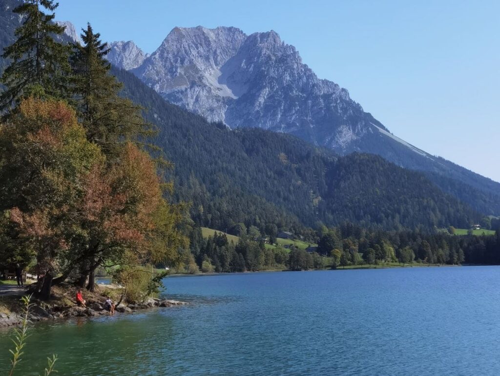Stauseen Tirol: Der Hintersteiner See mit dem Kaisergebirge
