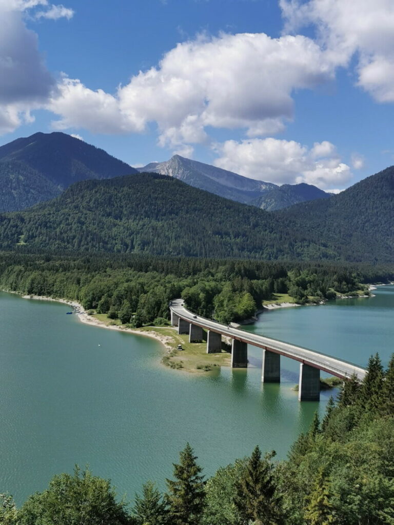 Stauseen in Bayern - der Sylvensteinsee mit der Faller Klamm Brücke, Teil der Deutschen Alpenstraße