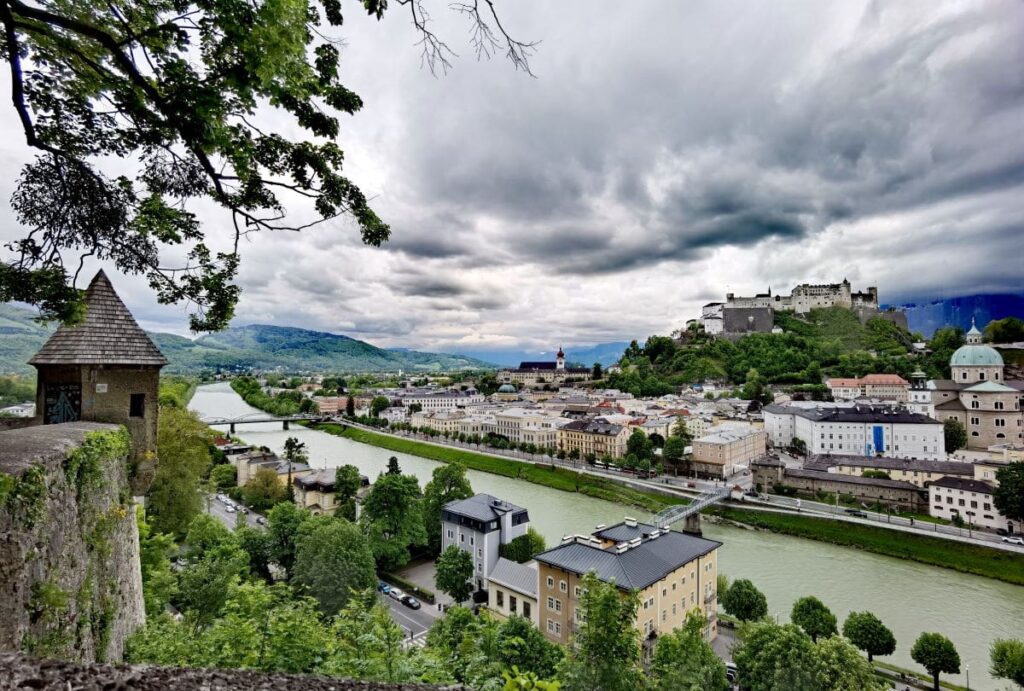 Kaprun Sehenswürdigkeiten - die Stadt Salzburg mit der Festung Hohensalzburg und der Altstadt an der Salzach