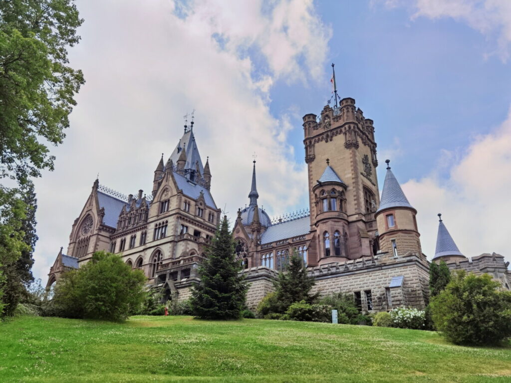 schöne Landschaften am Rhein in Nordrhein Westfalen: Der Drachenfels mit Drachenburg und Aussichtsplattform