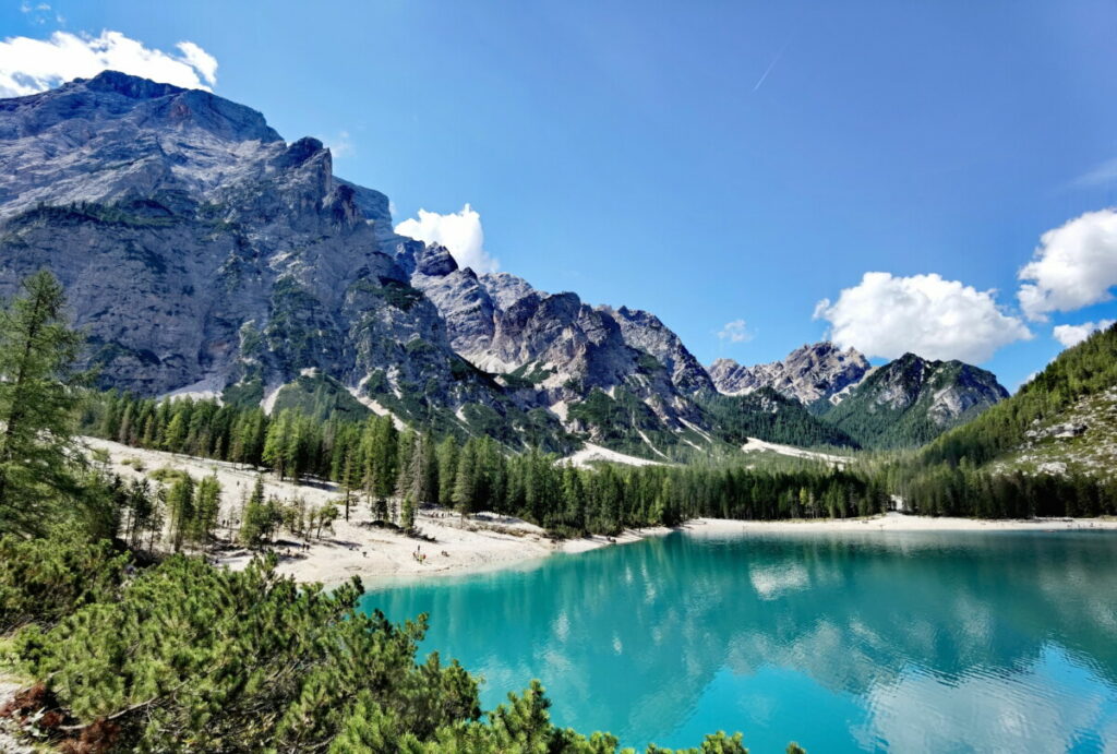 Stauseen Südtirol - der natürliche Pragser Wildsee in den Dolomiten