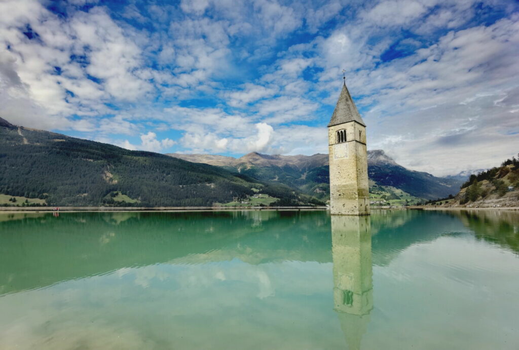 Stauseen Südtirol - der Reschensee mit dem Kirchturm im See