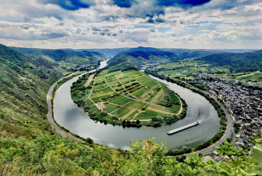 schöne Landschaften an der Mosel in Deutschland - der Calmont Klettersteig an der Moselschleife