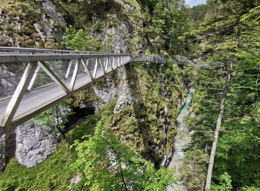 schöne Landschaften mit Schlucht und Klamm - die Leutaschklamm zwischen Bayern und Tirol