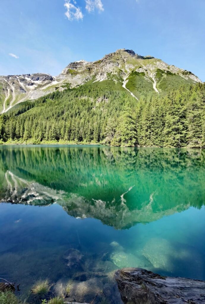 schöne Landschaften mit See und Bergen in Tirol - der Obernberger See