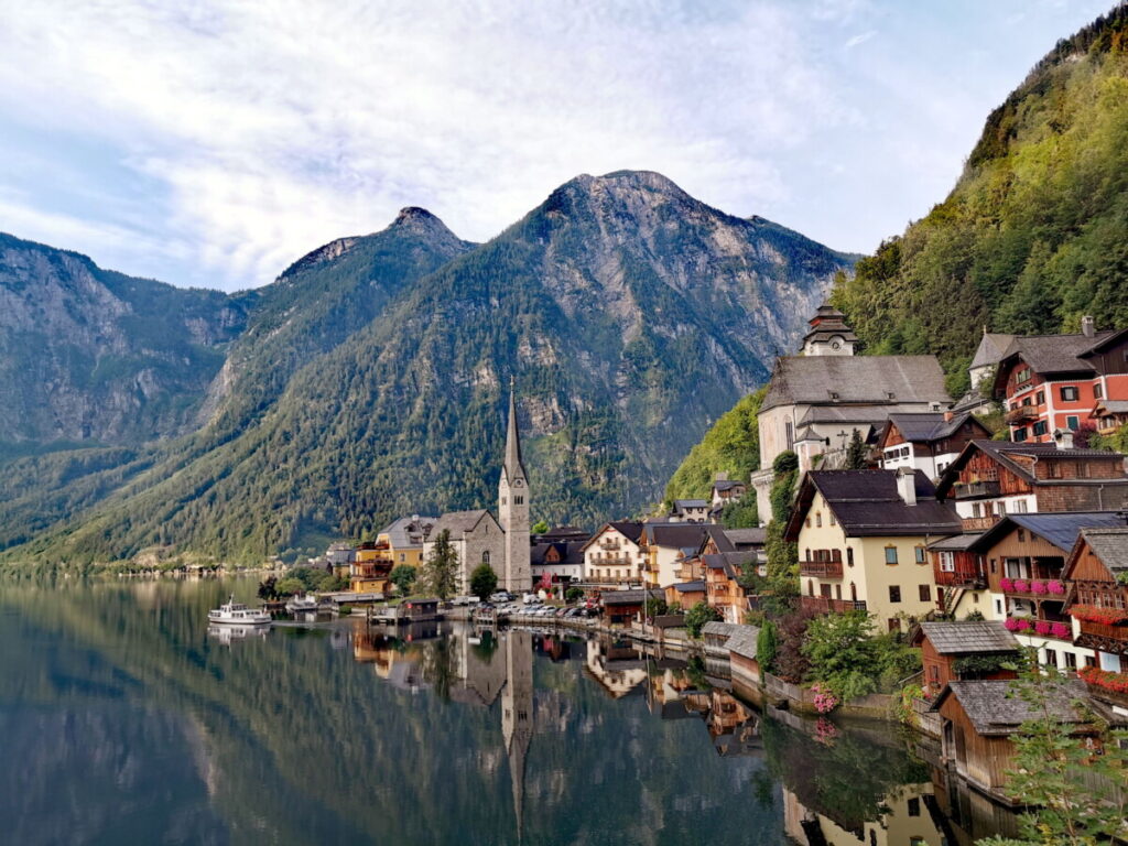 schöne Landschaften im Salzkammergut - Hallstätter See mit Hallstatt