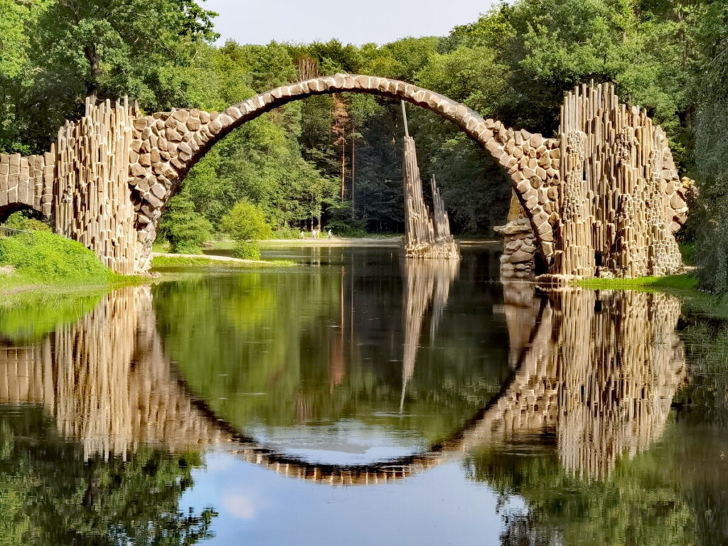 Blick auf die Rakotzbrücke mit dem Rakotzsee in Sachsen