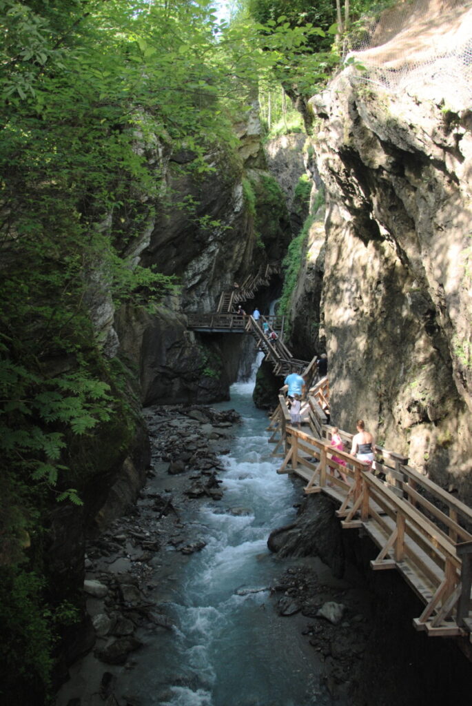 Ein 320 Meter langer hölzerner Steig führt durch die Sigmund Thun Klamm